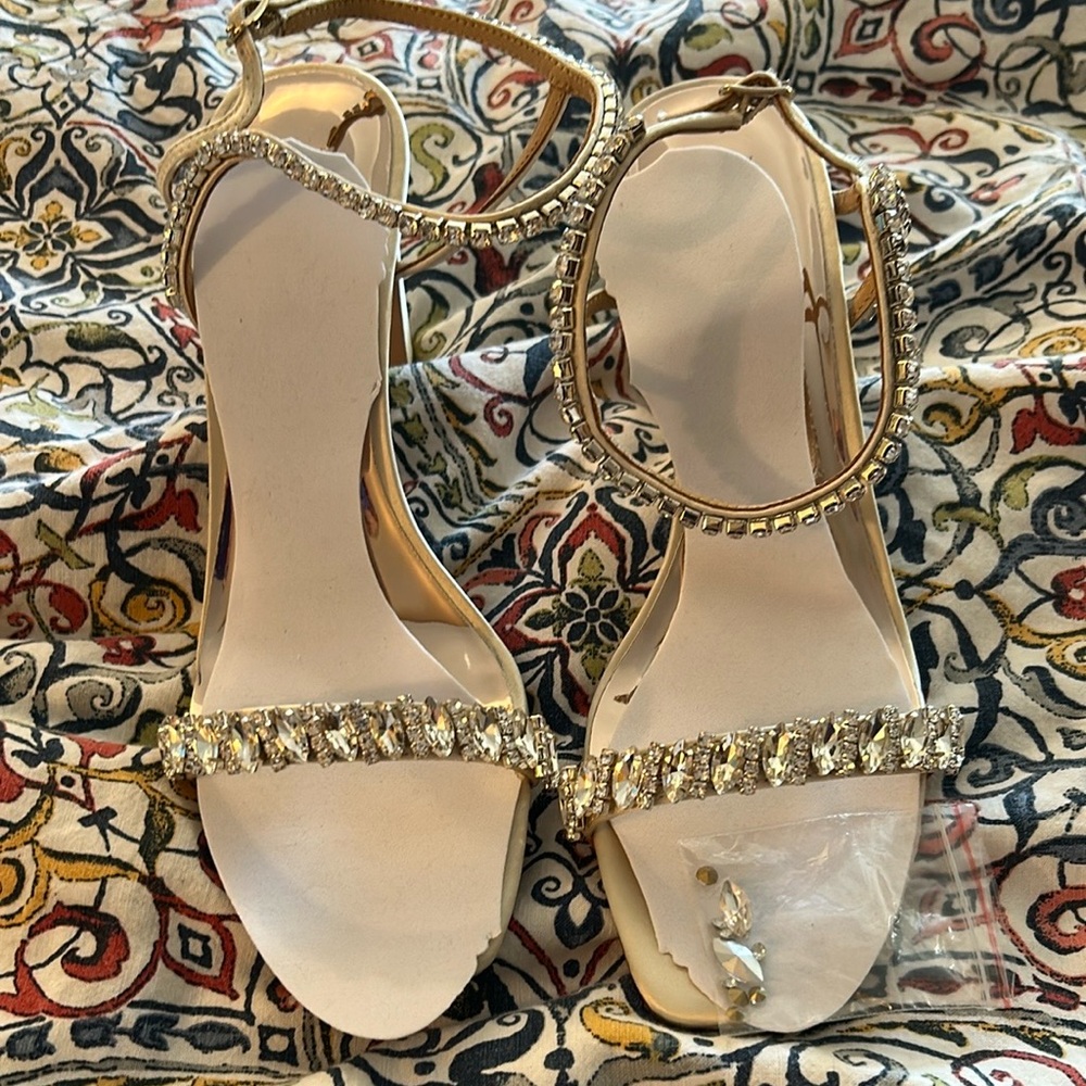 BADGLEY MISHKA  - elegant and stunning wedding or evening shoes. Size 9.5.